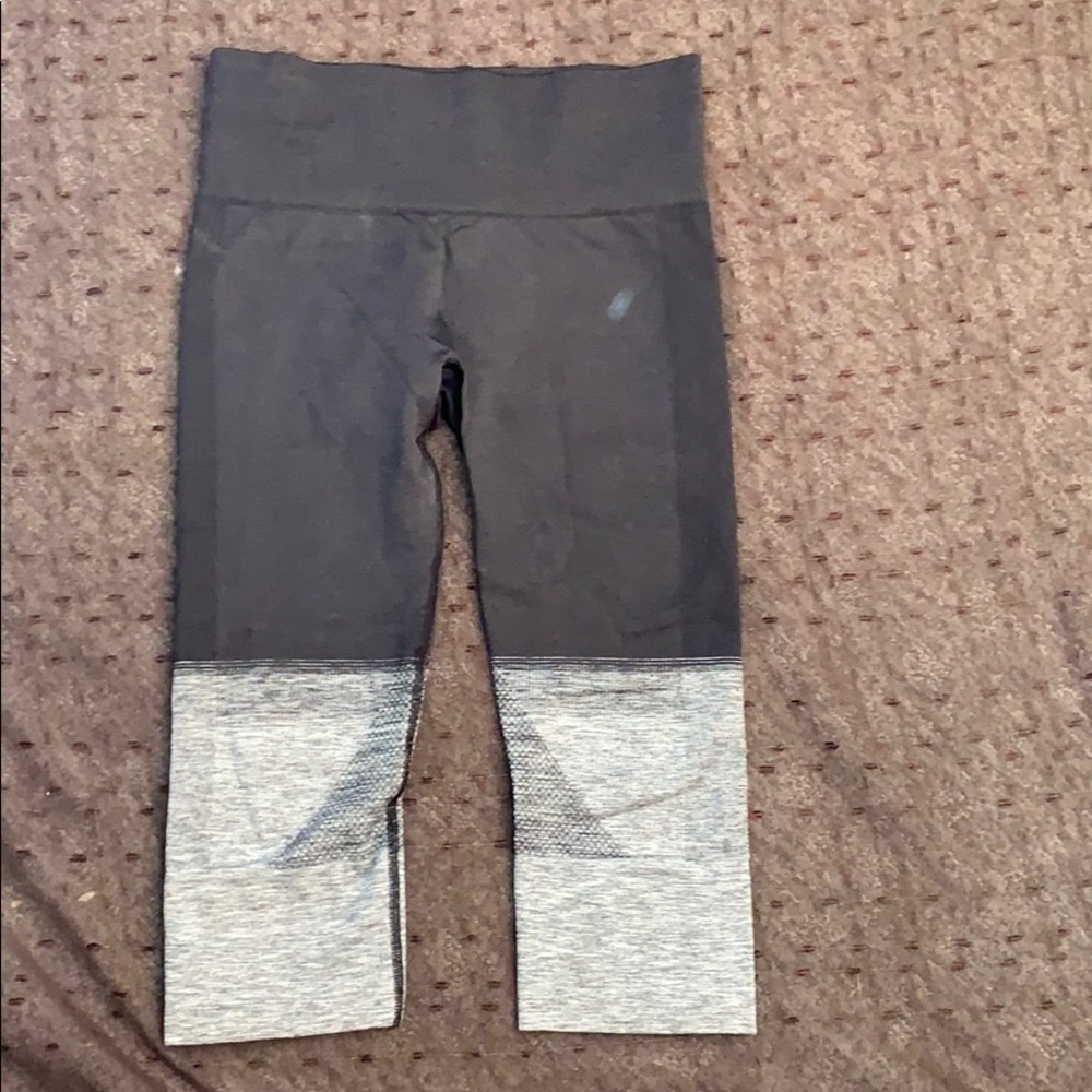 Lululemon crops - Picture 2 of 4